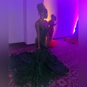 Hi, I am selling my prom dress, there isn’t anything wrong with it.